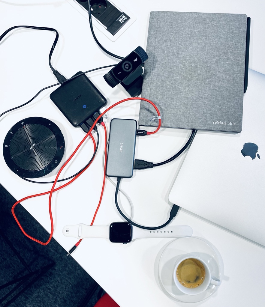 xab83's tweet photo. Neked hol az irodád?
Általában a hátizsákomban!
#sweetsetup #officelife https://t.co/tdzLi3Lbex