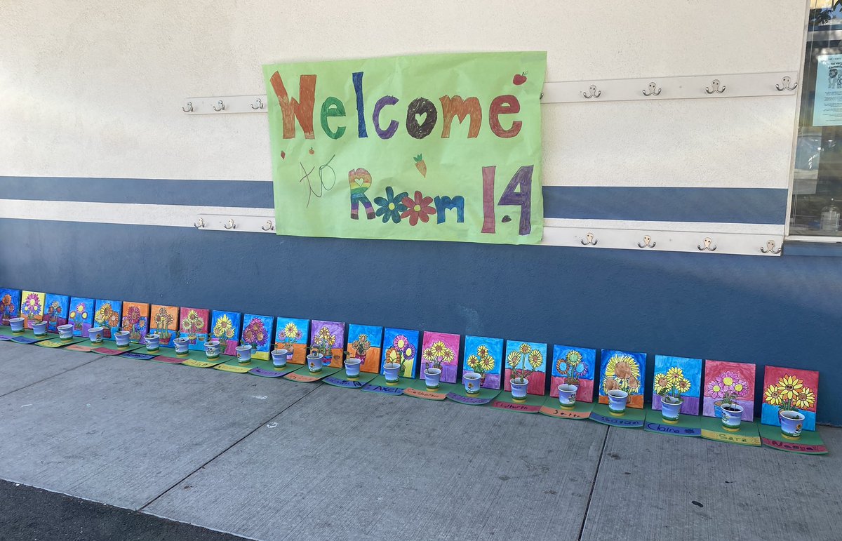 MsKuwano's tweet photo. Ready for PBL Expo night and Open Houseโฆ outdoors! Go Lions! @DeVargasSchool #dvlions #crazywind https://t.co/6NiZfkiPFJ