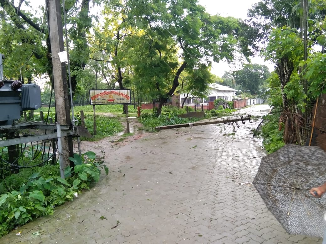 apdclsocial's tweet photo. যোৱা কেইদিনমানৰ পৰা প্ৰচণ্ড ধুমুহা আৰু নেৰানেপেৰা বৰষুণৰ ফলত অসমৰ বিভিন্ন ঠাইত কেইবাটাও বৈদ্যুতিক আন্তঃগাঁথনিৰ ক্ষতিগ্ৰস্ত হৈছে। তাৰবাবে যিমান সম্ভৱ 
এপিডিচিএলৰ কৰ্মচাৰীসকলে অতি সোনকালে লাইনবোৰ পুনৰুদ্ধাৰ কৰিবলৈ উঠিপৰি কাম কৰি আছে। 

@CMOfficeAssam 
@BimalBorah119 https://t.co/M1Kxi4kay6