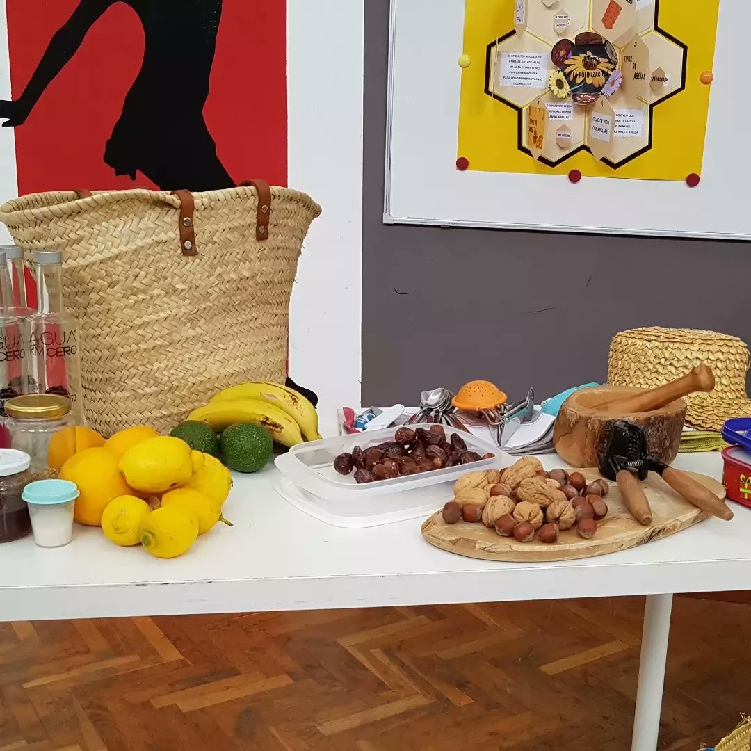 Onte tivemos o Obradoiro dentro do programa LECTURA e FAMILIAS 🍊🍋'COCIÑANDO RECEITAS DE CAMBIO NA BIBLIO DE GALDO'🌰🥜 impartido por Lucas Requejo #movememtoultraalimento #alimentaciónsostible
@bescolaresgal #lecturaefamilias #fomemtodalectura