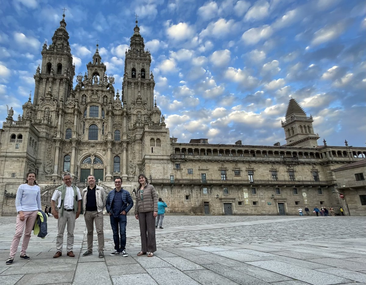 ForestRichard's tweet photo. Être à la pointe des innovations du futur #naval et combiner une visite culturelle du patrimoine de St Jacques de Compostelle! Réunion chez D3, partenaire 🇪🇸, sur projet #TRANSFLYTOR🇪🇺 #defense #EDIDP. @SEAirFlyingBoat 🇫🇷 leader accompagné par @erdyn_innov et @Ecole_navale https://t.co/LyLmcQaUOy