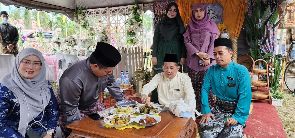 JKRTerengganu's tweet photo. 17 Syawal 1443H | Majlis Jamuan #HariRaya #JKRTerengganu 2022 di Kediaman Rasmi Tn.Pengarah @IrMdridzwan.T.kasih kpd YBM Tengku Seri Bijaya Raja SUK Trg yg hadir memeriahkan lg suasana, jg kpd semua yg terlibat menyediakan juadah &amp; menjayakan majlis ini.
@JKRMalaysia @IrZulkefly https://t.co/J9gCznxRJ8