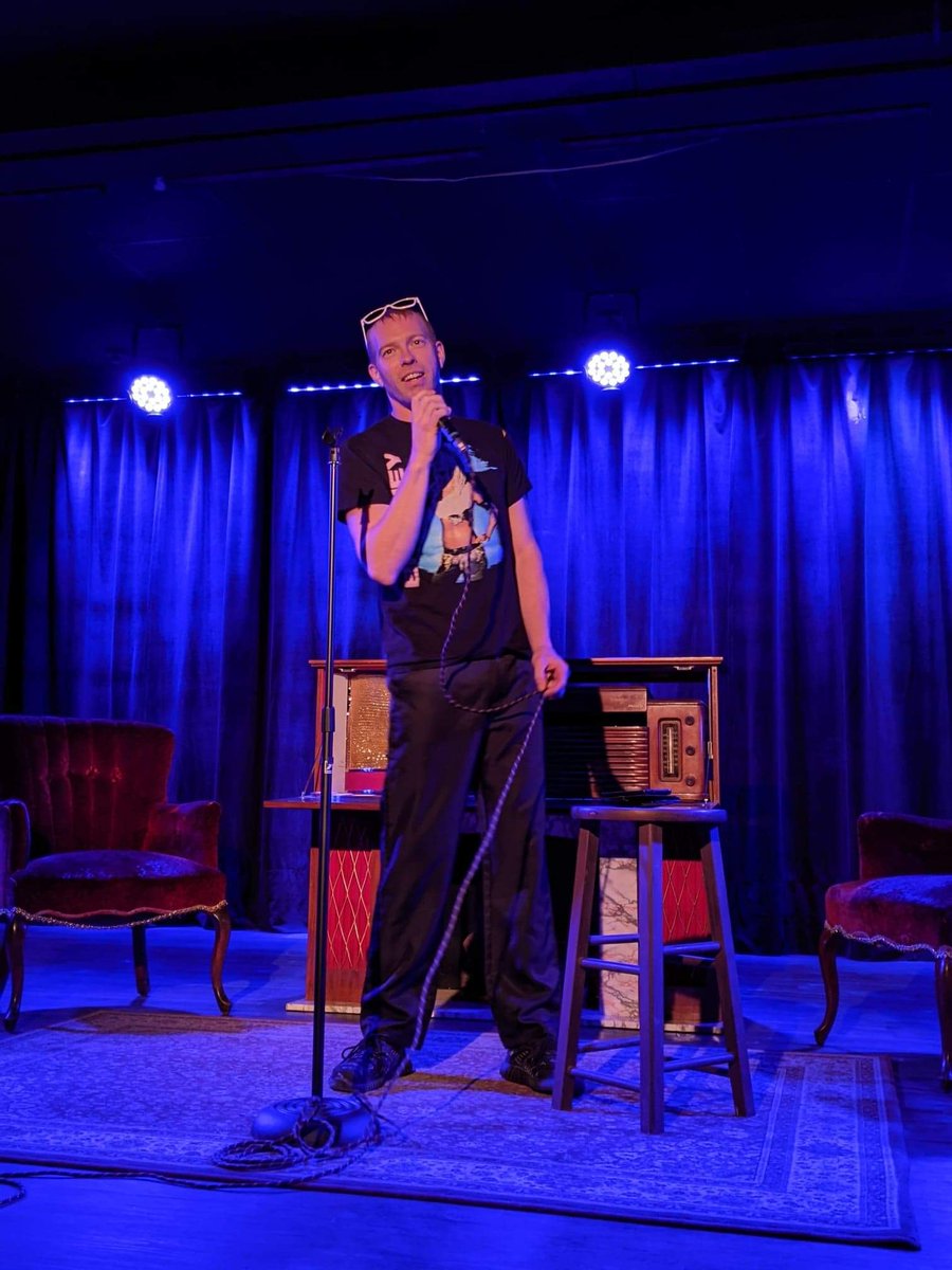 justycider's tweet photo. Had a great time performing stand up comedy tonight.
I'm getting pretty comfy up there! 😎🍻
#EntertainmentProvider #LyricalMiracle #OneStiffDrink https://t.co/TmLQwxXbKs