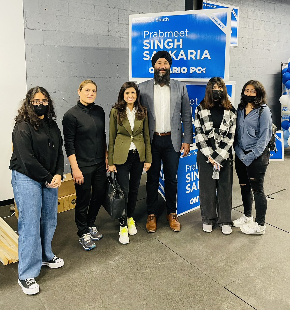cmusarat's tweet photo. Brampton South is BLUE!!! Great team, great conversations with my friend, our one and only Prabmeet Sarkaria!! @OntarioPCParty @PrabSarkaria @fordnation https://t.co/x0rIsGTcc9