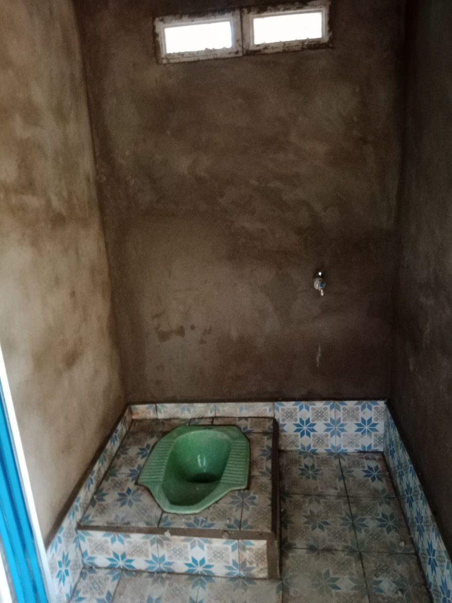 insan_bm's tweet photo. Tapi kemarin warga dapat kejutan dengan dibangunnya MCK baru untuk mereka. Mereka seneng bgt sampai banyak yang titip salam terima kasih buat kalian semua yang udah bantu bangun MCK di desa CInau ini https://t.co/Xio1cQNWB9