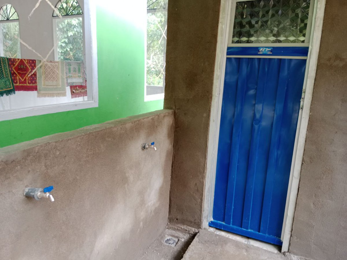 insan_bm's tweet photo. Tapi kemarin warga dapat kejutan dengan dibangunnya MCK baru untuk mereka. Mereka seneng bgt sampai banyak yang titip salam terima kasih buat kalian semua yang udah bantu bangun MCK di desa CInau ini https://t.co/Xio1cQNWB9