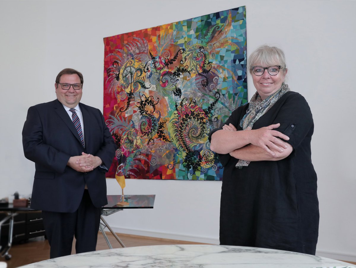 FMeyerKR's tweet photo. Ich danke der wunderbaren Quilterin Claudia Pfeil, dass ich ihren Quilt „Fractal“ als Leihgabe in mein Büro hängen darf. Ich freue mich auf spannende Gespräche über #Kunsthandwerk und #Textilkunst. https://t.co/wMHN4OjUKK