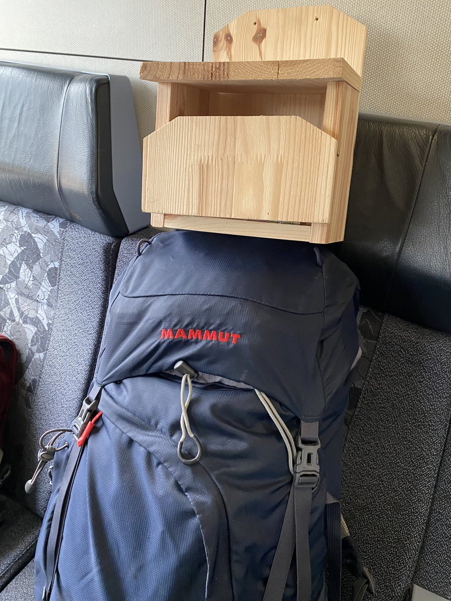 Astridbjoerg's tweet photo. Klassisk oppakning til endnu en dag på kontoret 🐿🐧 På vej til #naturmødet med debatter og events og ny viden i rygsækken om børns brug af natur - og en postkasse hvor du kan komme med løsninger så flere børn får de helt basale naturoplevelser #dkgreen #boerneliv https://t.co/23Zx1Fs9hB