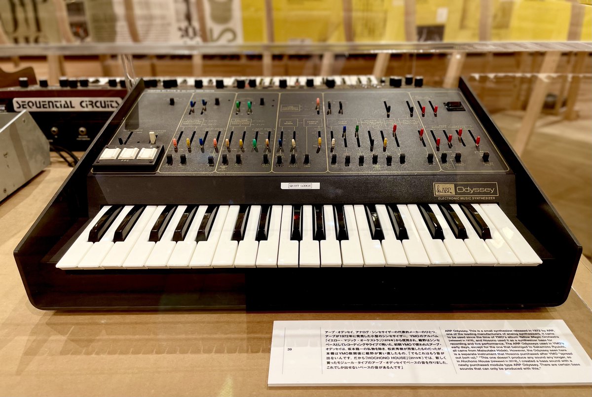 Kadokawa_Museum's tweet image. 【#細野観光】細野コレクションより 
#analogsynthesizer 🎹ARP Odyssey🎹

#YMO のデビューアルバム『イエロー・マジック・オーケストラ』（1978年）から使用され、細野さんはシンセベースとして採用しました。本機はYMO散開後に細野さんが買い直したものです。

kadcul.com/event/70
#細野晴臣