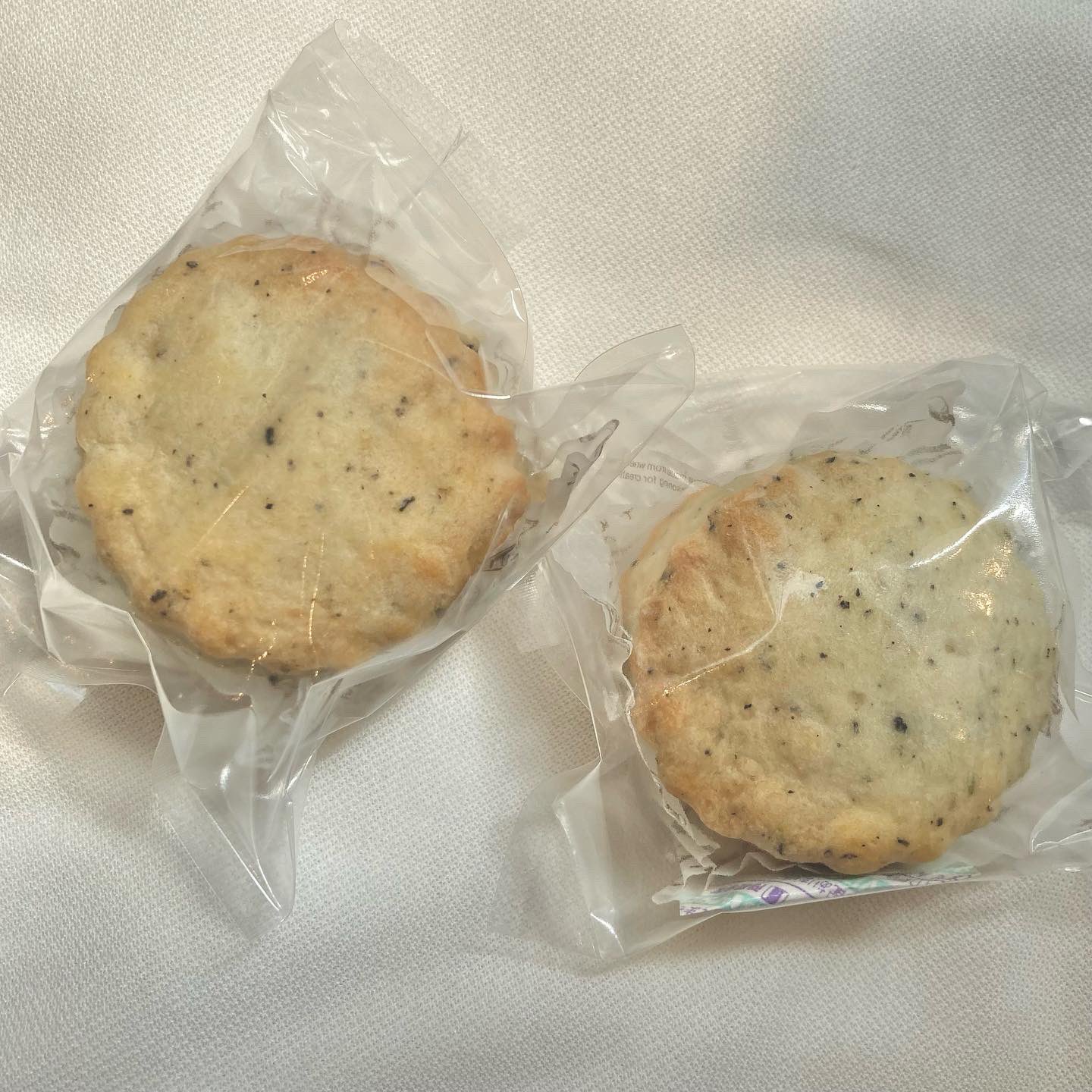 スコーンドルフィン 今日は紅茶スコーンのお話 紅茶スコーンは当店人気no 3 ベルガモットと柑橘系の香りが特徴的な紅茶 レディグレー をそのまま生地に混ぜ込みました 食べると紅茶の香りが広がってとても美味しいですよ 女性にとても人気の