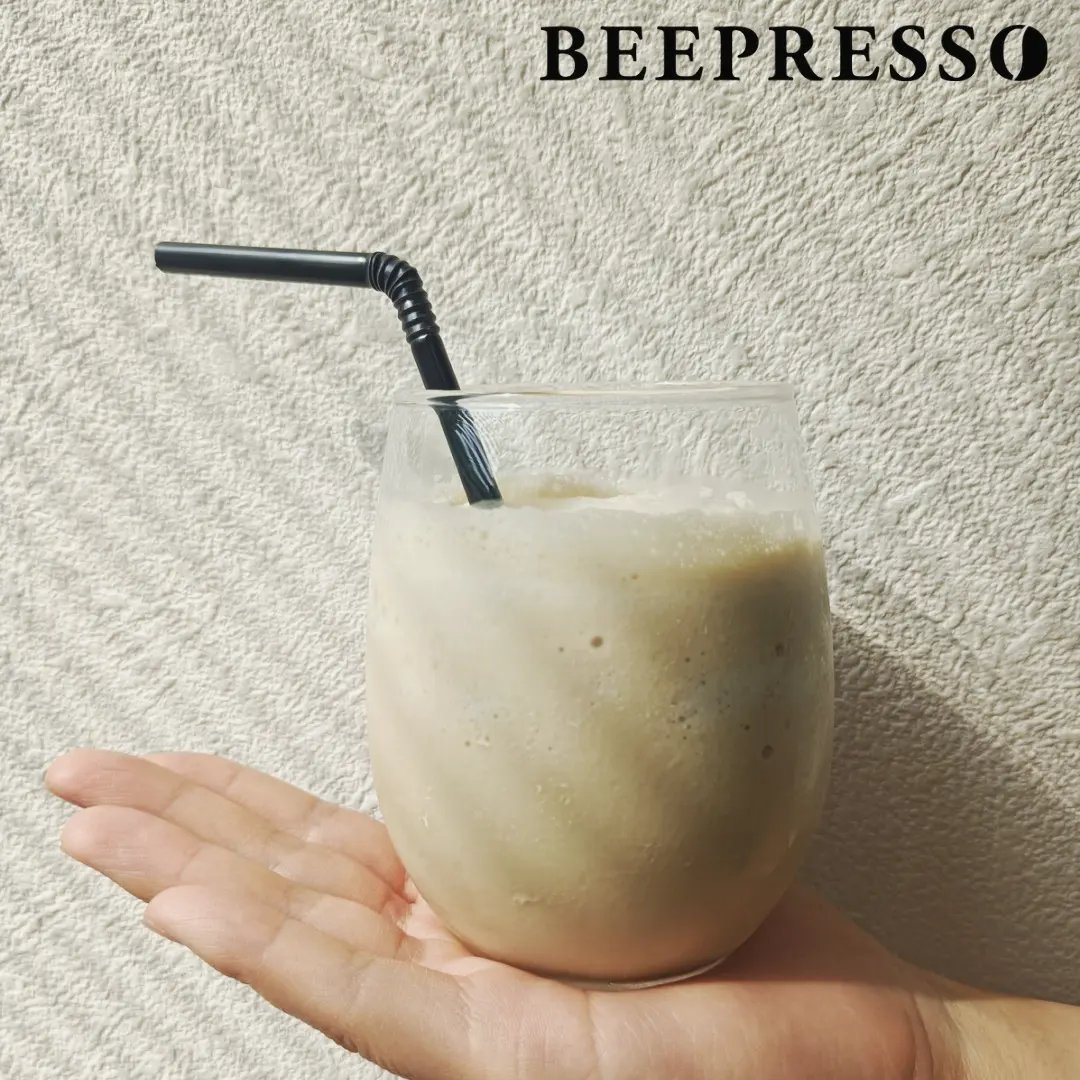 BEEPRESSO's tweet photo. －Coffee Shake－

◆材料◆(1人前)
ビープレッソコーヒー(エスプレッソ)　1杯(45ml)
バニラアイス　1個
牛乳　40ml
氷　　3～4個

◆作り方◆
コーヒーを抽出して、粗熱を取る。
ミキサーに全ての材料を入れて、混ざるまで攪拌する。
グラスに注いて完成！
お好みでチョコやバナナなど入れてみても♡ https://t.co/tJf1dEsMje