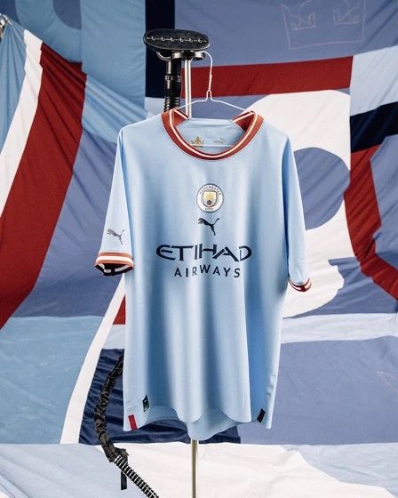 Footballogue's tweet photo. 🔴 Man City dévoile son maillot pour la saison prochaine !

Votre avis ? https://t.co/XbKWgM4oi3