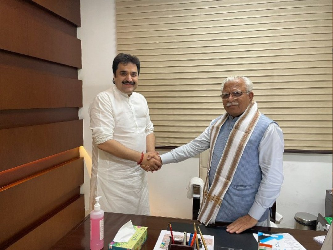 Neeraj47506545's tweet photo. Thousands words of a single picture @INCIndia in Haryana
#Master_blaster shree @mlkhattar ji
@kuldeepbishnoi8 many times congratulations sir 💐💐💐
@OPDhankar ji👌
Waiting for @kumari_selja please take the appropriate decision for Haryana development...✌️✌️🚩 https://t.co/fx7AyG6iLv
