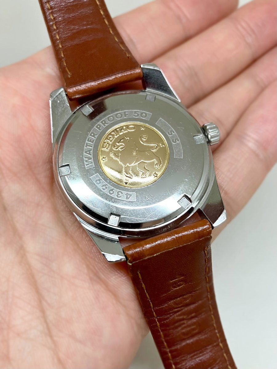 tokeito123's tweet photo. グランドセイコーセカンド。60年ものだが変わらず美しい。Chronometer表記+裏に獅子メダルのCal.430（1964年 初期型）
裏蓋は刻印＆メダルがきれいに残っているので普段は保護シール装着。アンティークらしく巻き上げの感触や音が非常に良い。
ref. 43999
#GrandSeiko #Seiko #57GS https://t.co/qOsvUVTga2