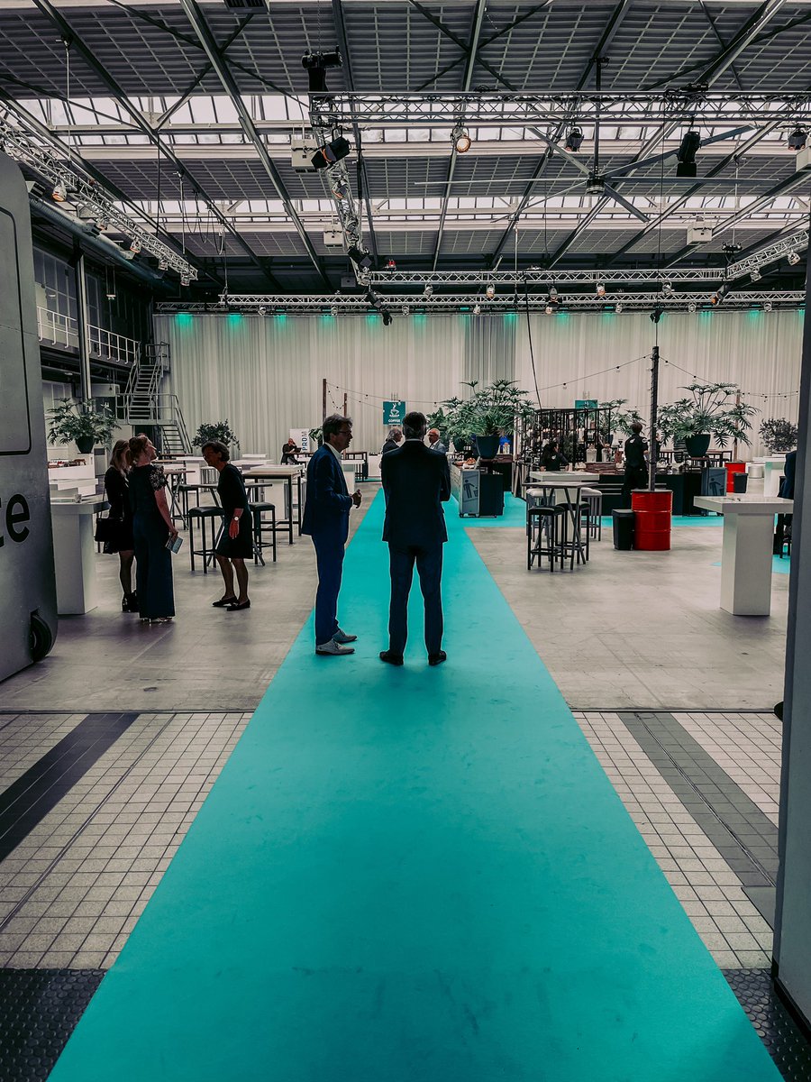 De eerste deelnemers hebben inmiddels een plekje gevonden in de hangar van de Fokker Terminal. Over een uur start het programma! #dvdp2022 #dvdp #eenbeloofdland