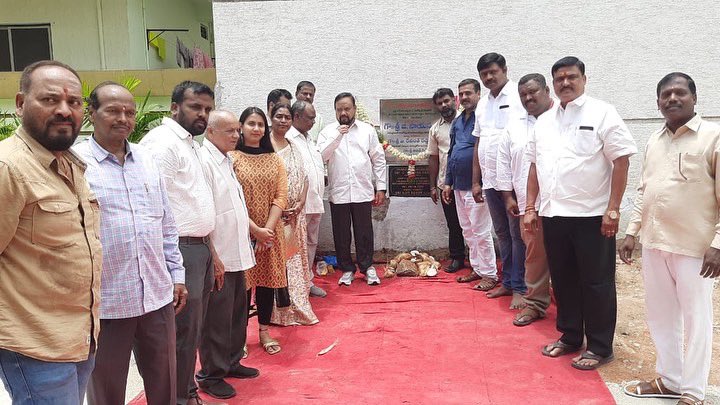 SayannaMLA's tweet photo. ఈ రోజు కంటోన్మెంట్ వార్డు - 5 పరిధిలోని కృష్ణా నగర్ కాలనీ లో MLA నిధుల నుండి 13.25 లక్షల వ్యయం తో సీసీ రోడ్డు నిర్మాణ పనులకు శంకుస్థాపన చేసిన గౌరవ సికింద్రాబాద్ కంటోన్మెంట్ ఎమ్మెల్యే శ్రీ.జీ.సాయన్న గారు.

#secunderabadcantonment
@KTRTRS @RaoKavitha @trspartyonline @TelanganaCMO https://t.co/7tnOQ2SrEk