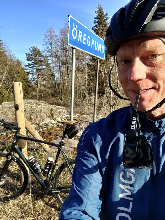 Vandaag is #fietsnaarjewerkdag. Deel een selfie van jezelf, jouw fiets en een plaatsnaambord met #selfiets ter promotie van de fiets als grote verschilmaker voor een betere wereld. #eenfietsmaakthetverschil