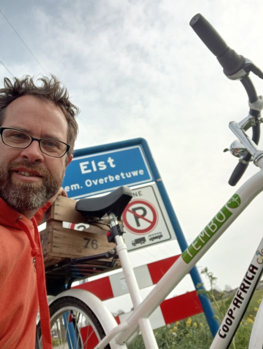 coopafrica's tweet image. Vandaag is #fietsnaarjewerkdag. Deel een selfie van jezelf, jouw fiets en een plaatsnaambord met #selfiets ter promotie van de fiets als grote verschilmaker voor een betere wereld. #eenfietsmaakthetverschil
