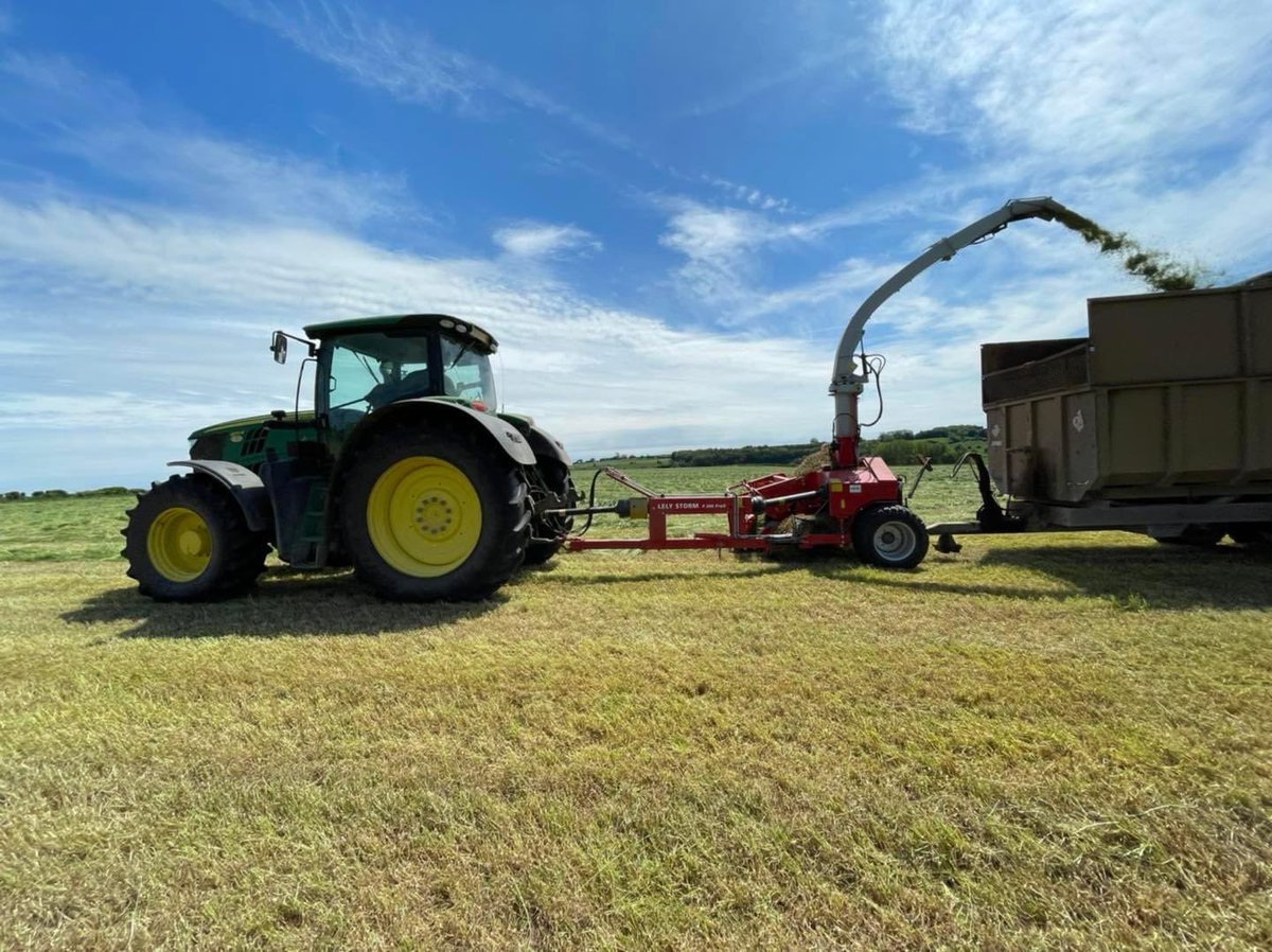 tarrant_beef's tweet photo. On the farm we are getting ready and starting silage making, which is cutting grass &amp; storing it for the winter to feed our animals on. Busy busy! 🚜🐄🐑 #farming #farmers #silage #busy #tractor https://t.co/DhMCYeeza0