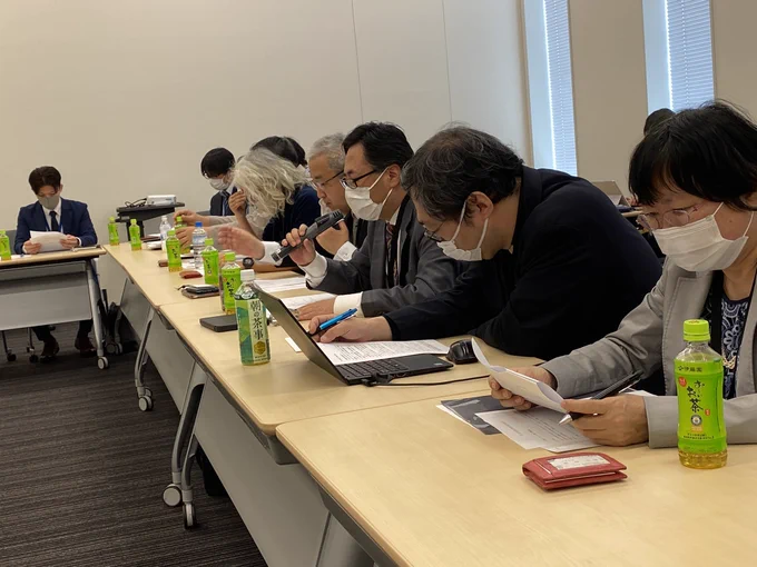 藤末健三参議院議員が主催、参議院議員会館で開催されました同人誌即売会関係者現状報告会に参加させて頂きました。
2枚目の写真は藤末参議院議員、鈴木あきまさ都議会議員、私です。
コロナ禍になってから、様々な問題がイベント、展示会産業にも降り掛かってきましたが、本日の東京都からの報告では 