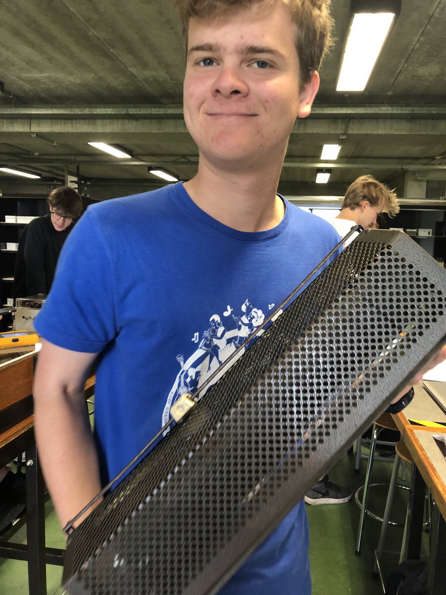 MeesterCedric's tweet photo. “Help effe drage, da weegt teveel…” #MeerGymen #Stokskuuh #WeerstandBieden https://t.co/pgXrmSTkra