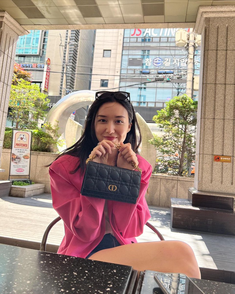 Live in the moment and be happy 🌸