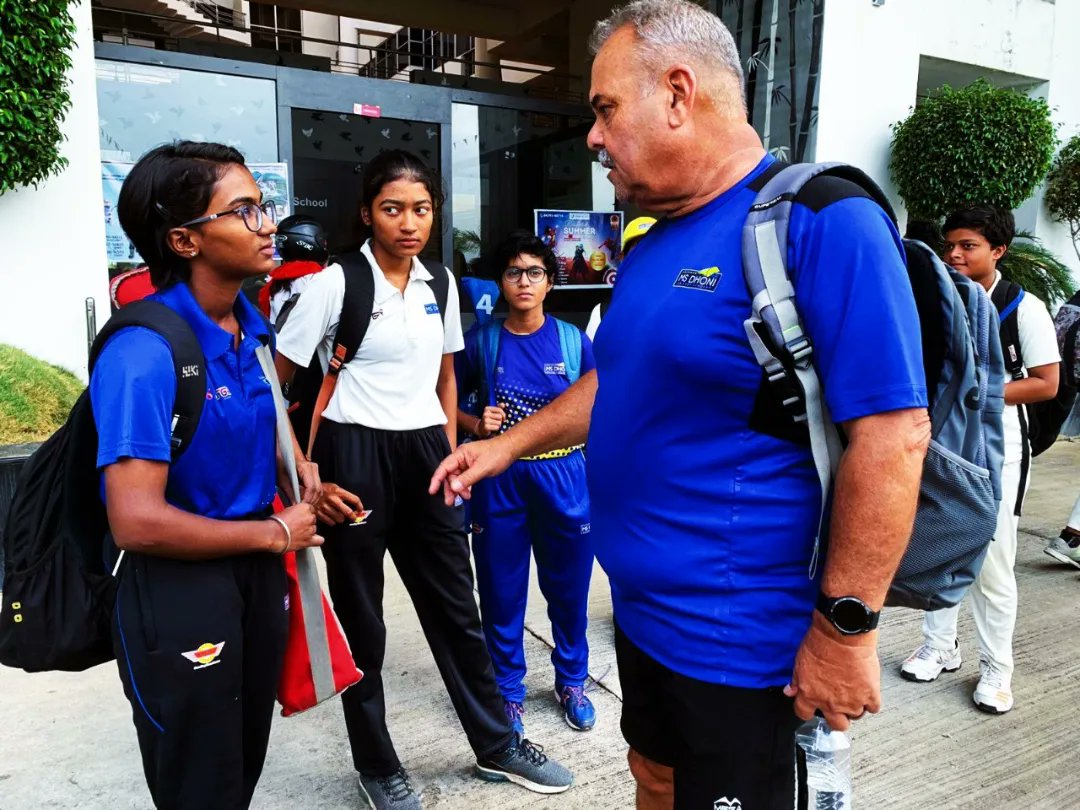 Letzplay_News's tweet photo. MSDCA NAGPUR Summer Camp with Dav Whatmore, giving valuable Bowling Tips.

#aarkasports #msdhoni7781 #msdca #msdcaofficial #summer2022 #summercamp #summercamp2022 #msdcanagpur #cricket #bowling #coaching #coach Dav Whatmore #SPORTS #cricketer #msdhoni7781 #MSDhoni #cricket https://t.co/3JppESQDlk