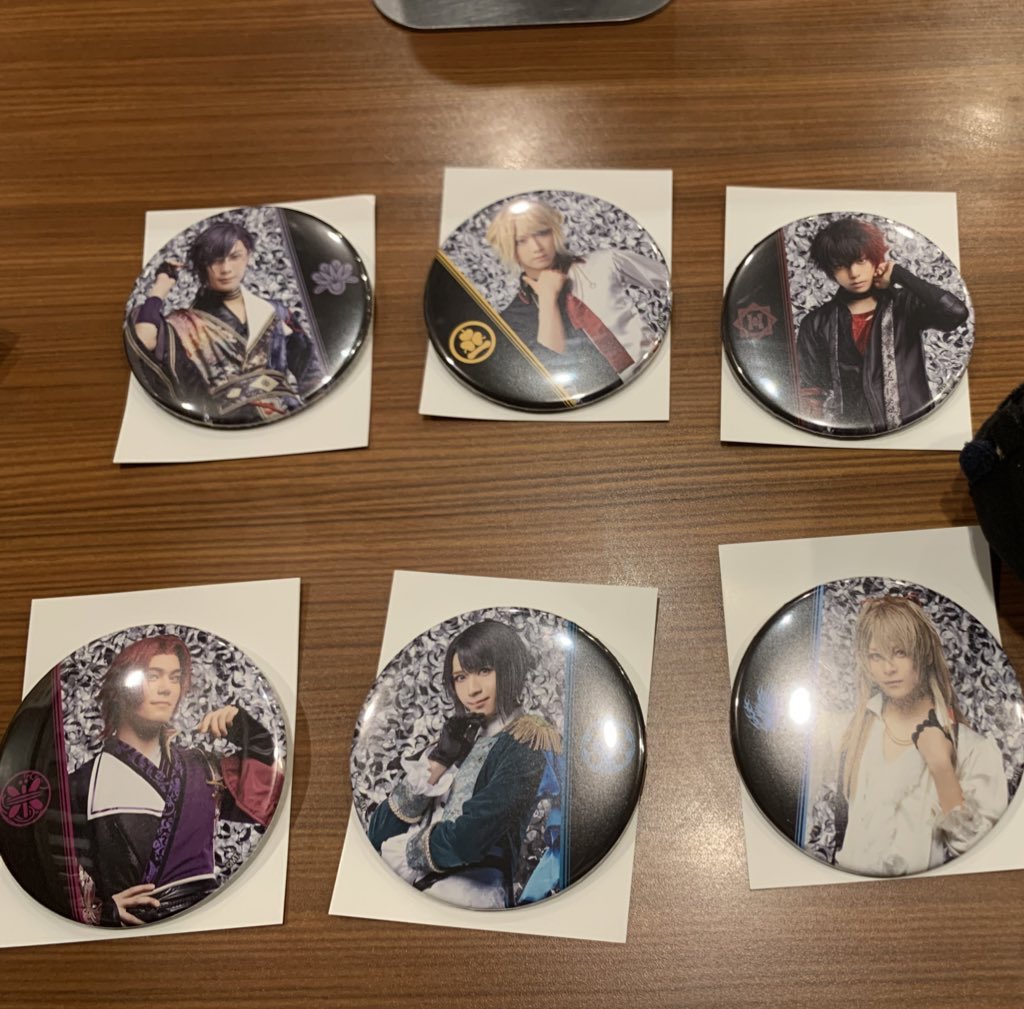 kashiko05's tweet photo. @uyu_trhk 検索より失礼します、小龍のライブ缶バッジを所持しています、鶴丸との交換は可能でしょうか
2:2ではないので申し訳ないですがご検討よろしくお願いします https://t.co/K2Imoh6ZZt