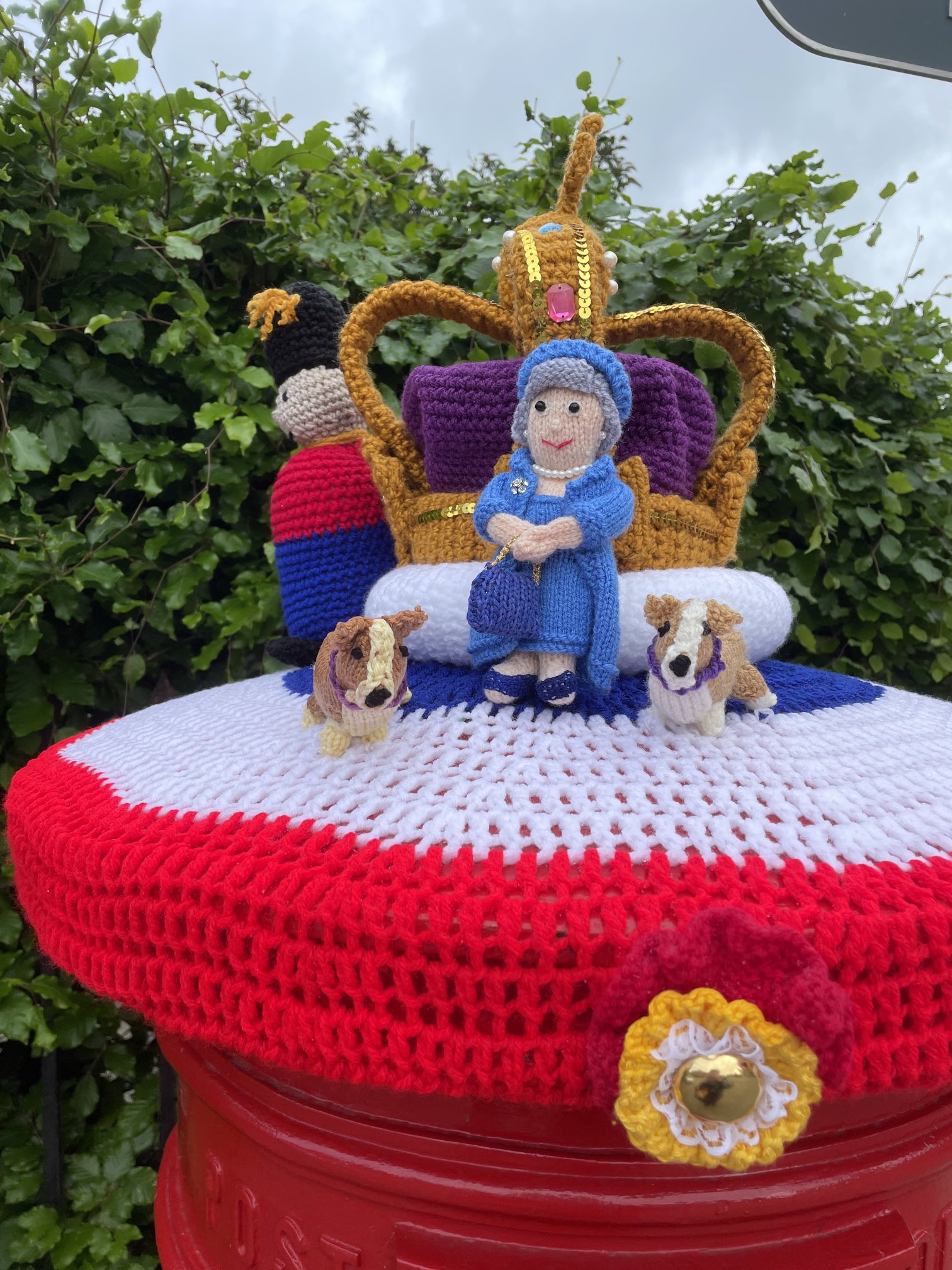 twitter-jason-taylor-lovely-new-post-box-topper-for-the-jubilee