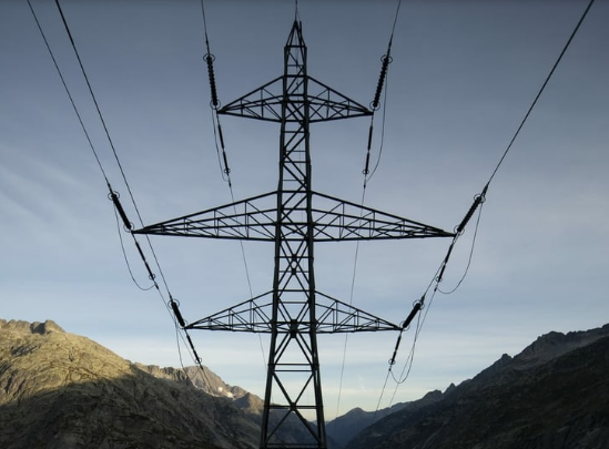 BurkhardtPhilip's tweet image. Die #Höchstspannungsleitung über den #Grimselpass soll weitgehend im Boden verschwinden. Eine Begleitgruppe empfiehlt dem Bundesamt für #Energie @BFEenergeia, für 23 von 27 Kilometern - zwischen Innertkirchen (BE) und Oberwald (VS) - eine #Erdverkabelung vorzusehen. (1/3)