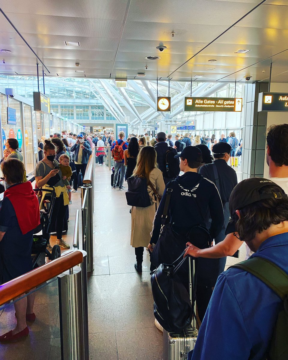 schmiwi64's tweet photo. @HamburgAirport what’s happening?? Ihr müsst doch wissen, wie hoch das Passagieraufkommen ist. Unsere Flüge warten sicher nicht auf uns 🤔 https://t.co/0UGnqMDceN