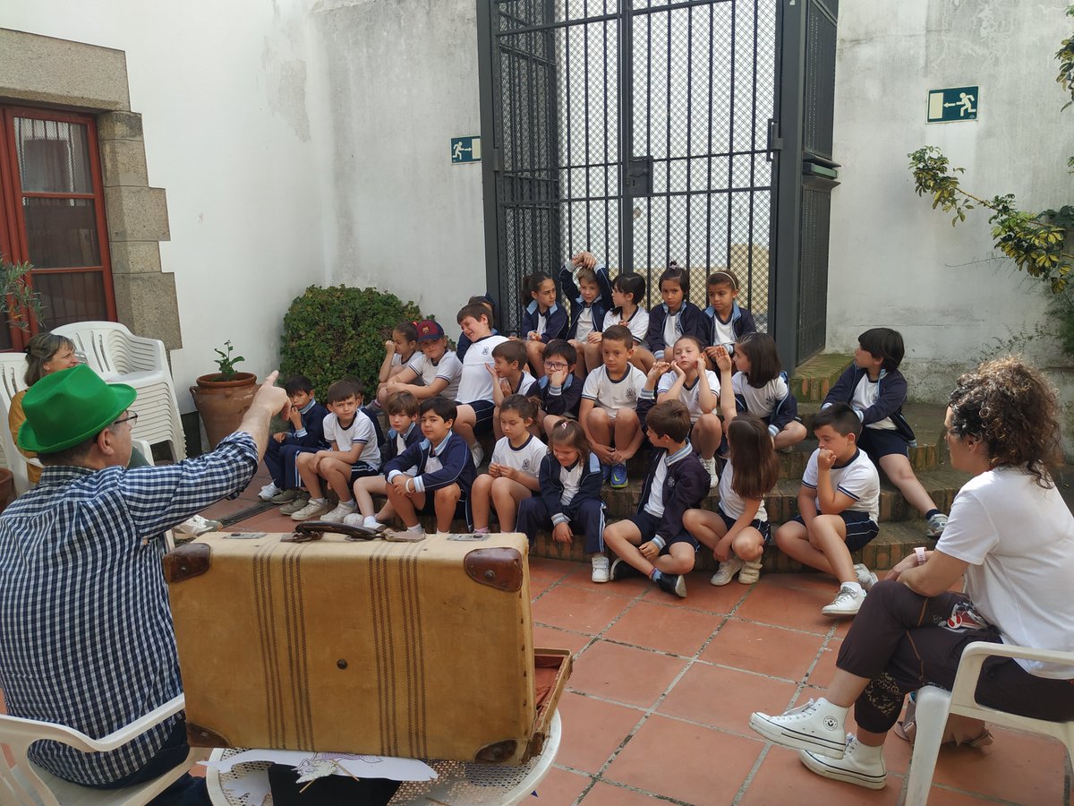 MuseuArenysMar's tweet photo. Aquesta setmana #escoles #arenysdemar visiten el @MuseuArenysMar Parlem de #sostenibilitat #mediambient #ODS amb #albertestengre i @Scholactiva 
#escolapresentació #escolajoanmaragall
#DIM22
#Elpoderdelsmuseus https://t.co/AzPKuTXg3L