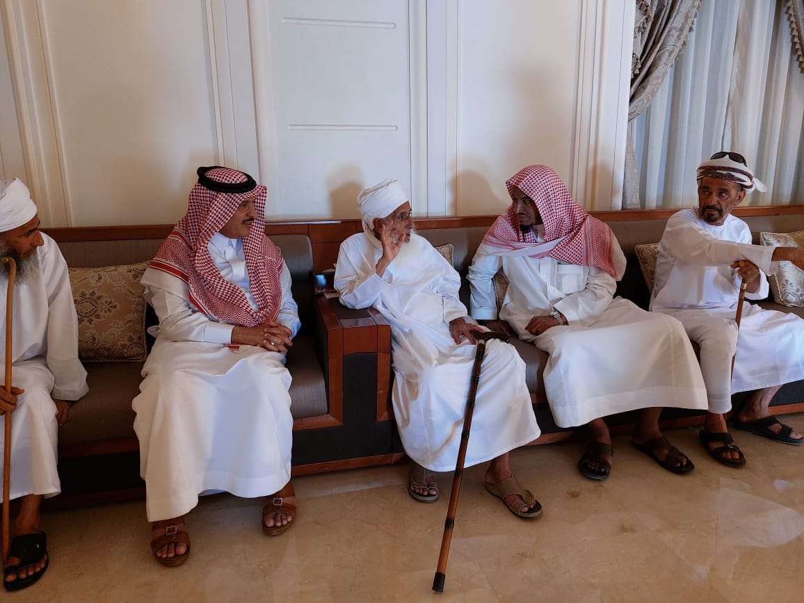 KSAembassyOM's tweet photo. أستقبل سماحة مفتي عام السلطنة الشيخ أحمد بن حمد الخليلي @AhmedHAlKhalili سفير خادم الحرمين الشريفين سعادة عبد الله بن سعود العنزي @alanazi203 والداعية سليمان بن عبد العزيز الجبيلان بمنزله في مسقط. https://t.co/ClRJ19Cy7j