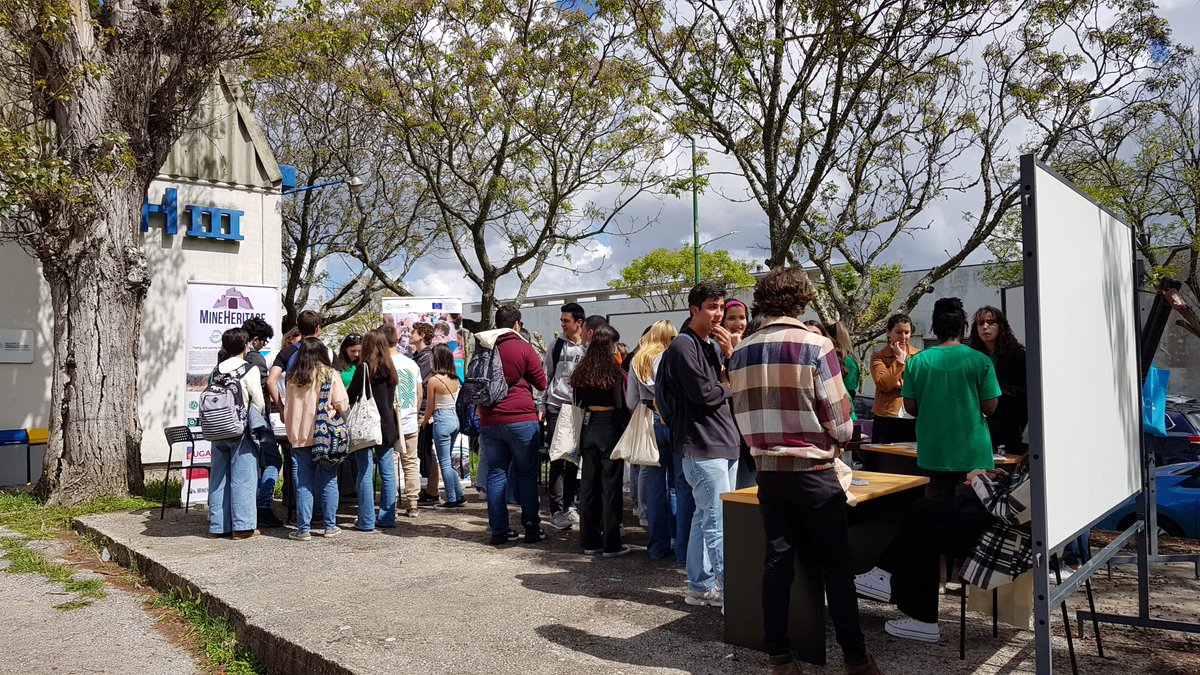 RM_Schools's tweet photo. @FCTNOVA recently held an Open Doors Day which attracted 5,500 high school students in total. Young RM Ambassadors presented the project activities and the toolkit about glass and raw materials prepared by FCT NOVA.

#RMatSchools #RawMaterials https://t.co/wgktgw2Fea