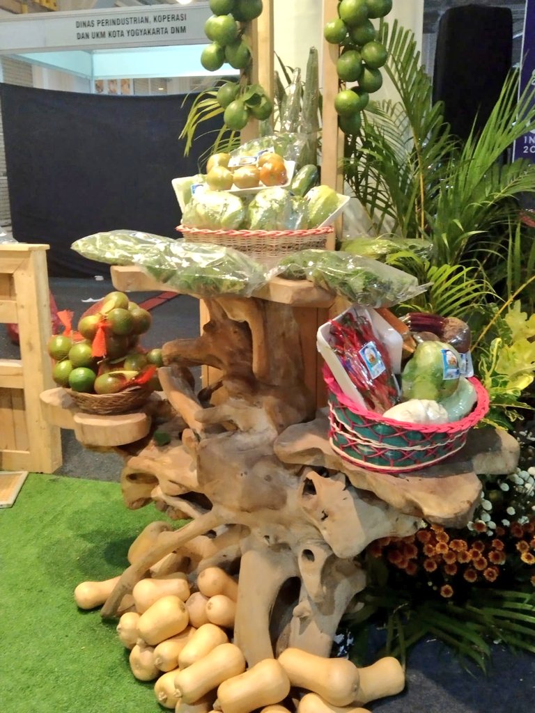 distannakjateng's tweet photo. Temukan aneka buah dan sayuran segar serta produk² olahan hasil pertanian unggulan Jateng pd Stand Distanbun Prov Jateng di Pameran Inovasi dan Teknologi Pangan, Jogja City Mall, Yogyakarta, 19-22 Mei 2022. Jangan sampai kehabisan ya!..

#JatengGayeng
#BeliProdukPetani https://t.co/3jMHqiSAZ7