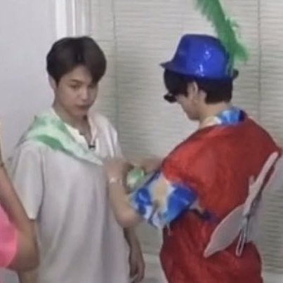 _jinternity_'s tweet photo. ☁️ How to carry your Jimin: A guide by Jeon Jungkook 

— A thread 🍓 https://t.co/lUo43kSfAE