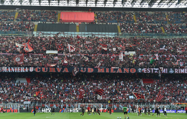 MilanPosts's tweet photo. 📰 #Gazzetta: There are 18,000K AC Milan fans in the Mapei Stadium on Sunday for a capacity of 21k ❤️🖤 https://t.co/HPpNBe9omY