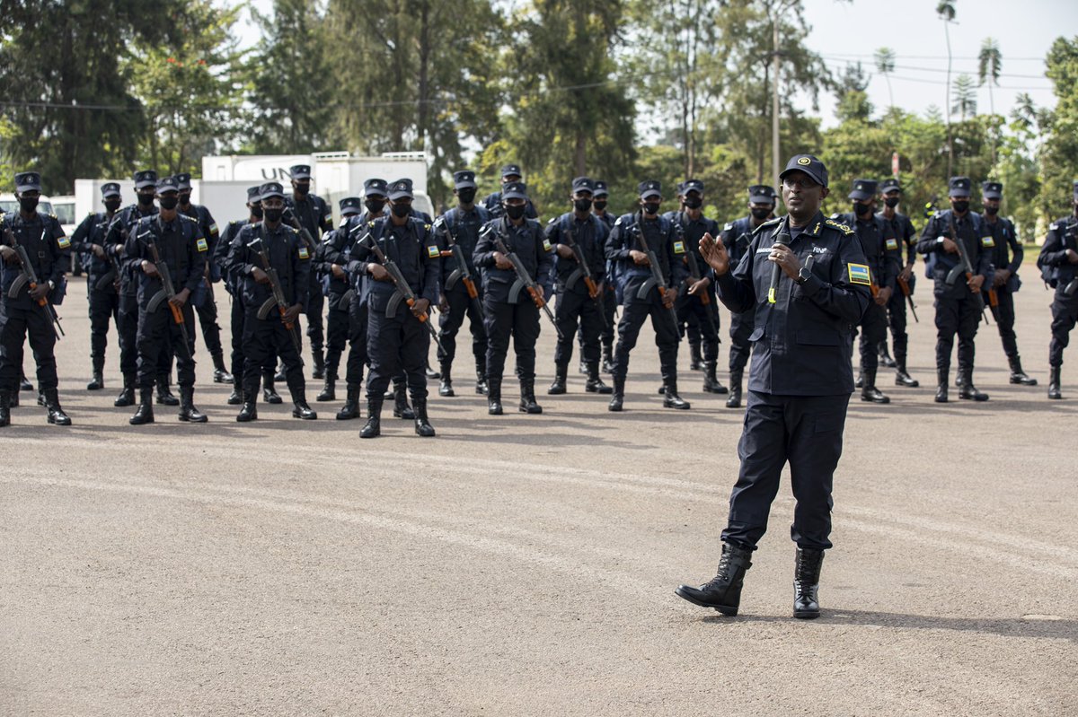Rwandapolice's tweet photo. #Nonaha

Umuyobozi wungirije wa Polisi y’u Rwanda ushinzwe ibikorwa DIGP Felix Namuhoranye arimo guha impanuro abapolisi 140 bitegura kujya mu butumwa bwo kubungabunga amahoro muri Repubulika ya Central Africa. https://t.co/Y1YjRNtLRM
