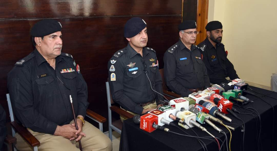 HaripurPolice's tweet photo. ڈی پی او ہری پور کی موٹر وے پر  ڈکیتی کے ملزمان کی  گرفتاری سے متعلق پریس بریفنگ۔ موٹر وے ڈکیتی میں 4 ملزمان میں سے ماسٹر مائنڈ شکیل سمیت مزید 1 ملزم گرفتار، 02 ملزمان کی گرفتاری کے لئے پولیس مختلف مقامات پر کاروائیاں جاری رکھے ہوئے۔ مسروقہ رقم 02 کروڑ 23 لاکھ 43 ہزار روپے برآمد https://t.co/FA4Pi4h2j9