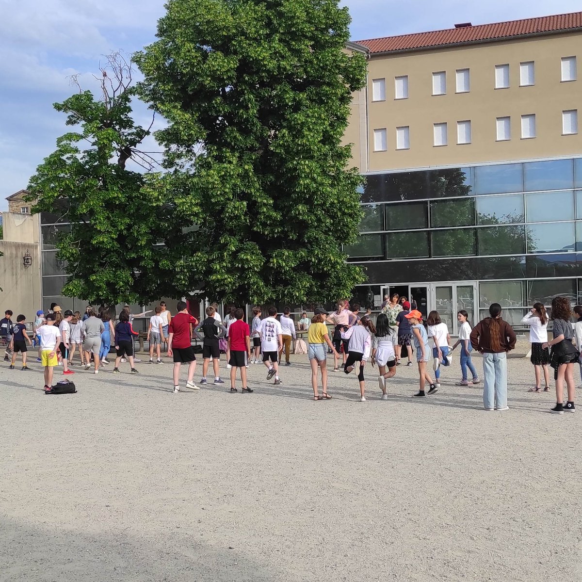 PoleChartreuse's tweet image. Tous les matins, nos élèves de primaire de l&apos;école La Chartreuse prennent un petit moment avant de rentrer en classe pour un étirement musculaire au soleil 😌De quoi bien démarrer la journée !
