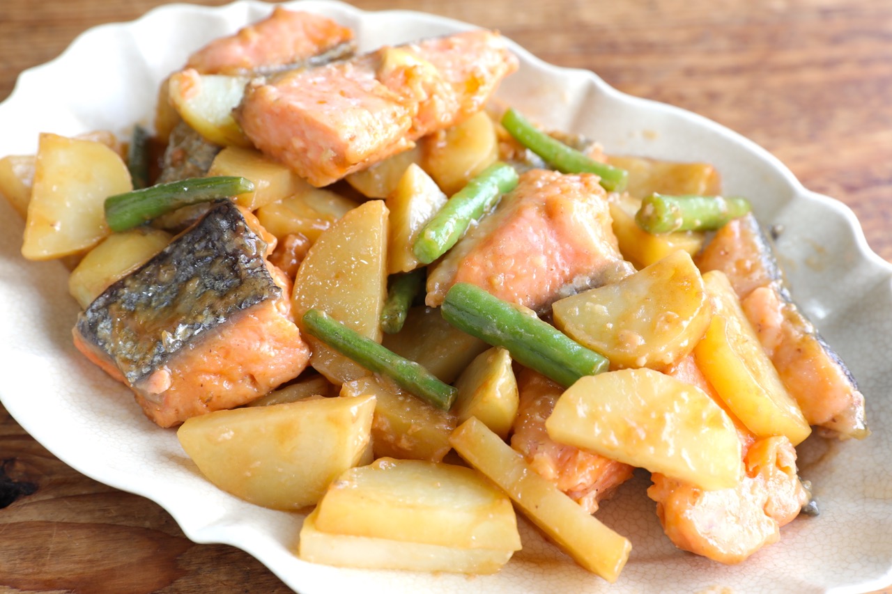 ぐっち夫婦 料理家 レンジを使えば魚料理も簡単に作れるよ とろみのついたオイマヨソースが具材にからんでうますぎ レンジで鮭とじゃがのコクうまオイマヨ 耐熱皿にじゃがいも いんげん 鮭をのせ調味料かけレンチン よく混ぜ再加熱 火が通っ