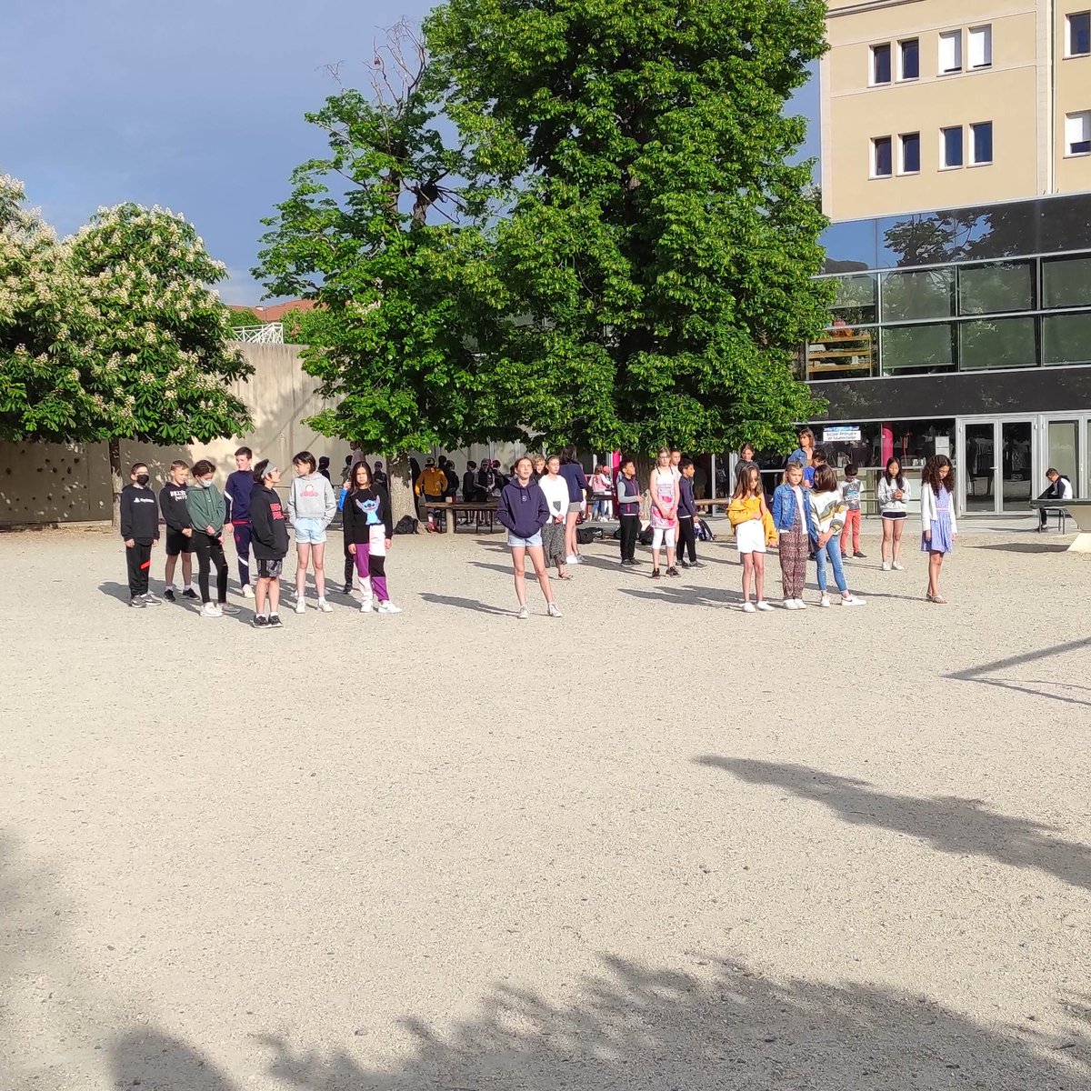 PoleChartreuse's tweet image. Tous les matins, nos élèves de primaire de l&apos;école La Chartreuse prennent un petit moment avant de rentrer en classe pour un étirement musculaire au soleil 😌De quoi bien démarrer la journée !