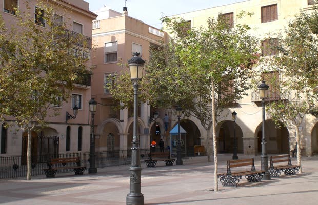 Falagan71's tweet photo. Hoy #19DeMayoDe2022 los compañeros del #CRISdeElche visitamos el #BarrioDelRaval para ver sus #Balconadas, una muestra de su arte pintadas por miembros de La Asociación de Bellas Artes de Elche #ABAE en telas colgadas desde las terrazas de sus casas, en el mencionado barrio. https://t.co/tQAhJMPtmy