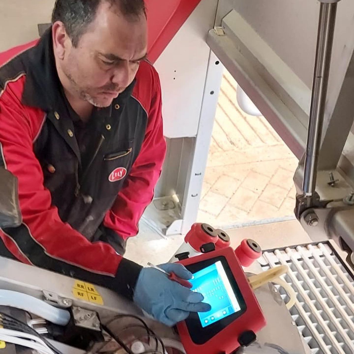 LelyHolsworthy's tweet photo. Our engineers are onsite in North Devon this week completing the commissioning of 3x Lely A5 robots ready for startup and milking next week.
#lely #startup #milkingrobots #lelydevonandcornwall #teamdairy #robotcommissioning #lelyastronaut #engineering #agriculturalengineering https://t.co/2JsFRIZ1iV