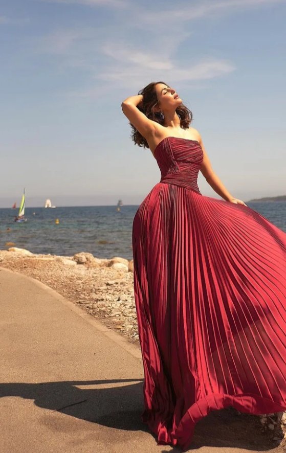 pari_hinaholic's tweet photo. Two looks and we are crazy behind her !
Slayerrrrrrrrrr 
Just imagine how fire her red carpet look will be !
HINA SETS CANNES ABLAZE https://t.co/n4J2fnhw9p