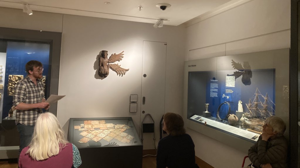 AshmoleanUEP's tweet photo. #TalkingMemory is underway!
@Fred__Morgan of @engfac and @MertonCollege speaks to the memories embodied and embedded in this carved angel boss from the roof of the church at Ewelme, endowed and funded by Alice de la Pole, Duchess of Suffolk and granddaughter of Geoffrey Chaucer. https://t.co/wfwf5GsIJA