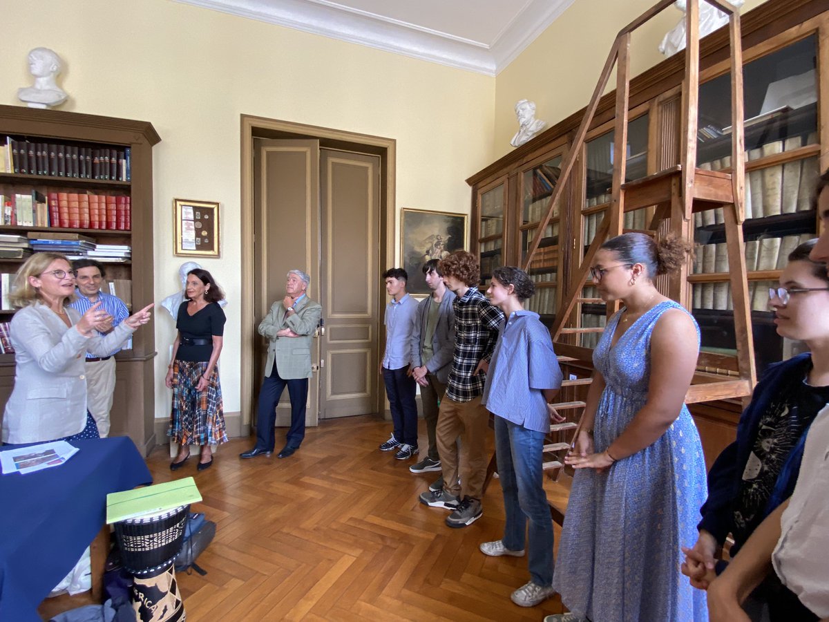 AcBordeaux's tweet photo. La rectrice @ABisagni à l'académie nationale des sciences, des lettres et des arts #Bordeaux avec les élèves du lycée Montesquieu (33) pour le prix d'éloquence 🎓Bravo aux 10 élèves retenus pour concourir lors de la phase finale ! 🙏
✔️ #GrandOral 
✔️ #Argumenter 
✔️#Convaincre https://t.co/vpD8nuloS3