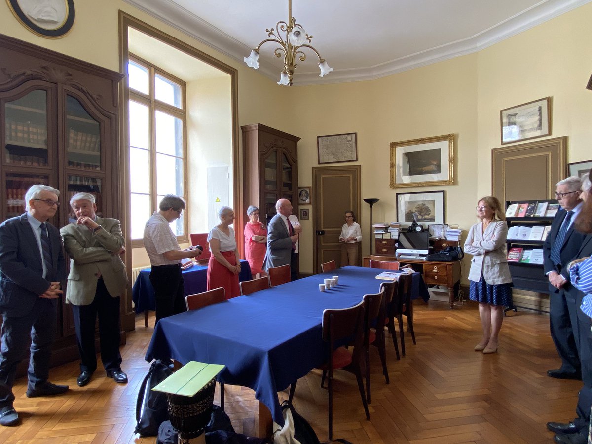 AcBordeaux's tweet photo. La rectrice @ABisagni à l'académie nationale des sciences, des lettres et des arts #Bordeaux avec les élèves du lycée Montesquieu (33) pour le prix d'éloquence 🎓Bravo aux 10 élèves retenus pour concourir lors de la phase finale ! 🙏
✔️ #GrandOral 
✔️ #Argumenter 
✔️#Convaincre https://t.co/vpD8nuloS3