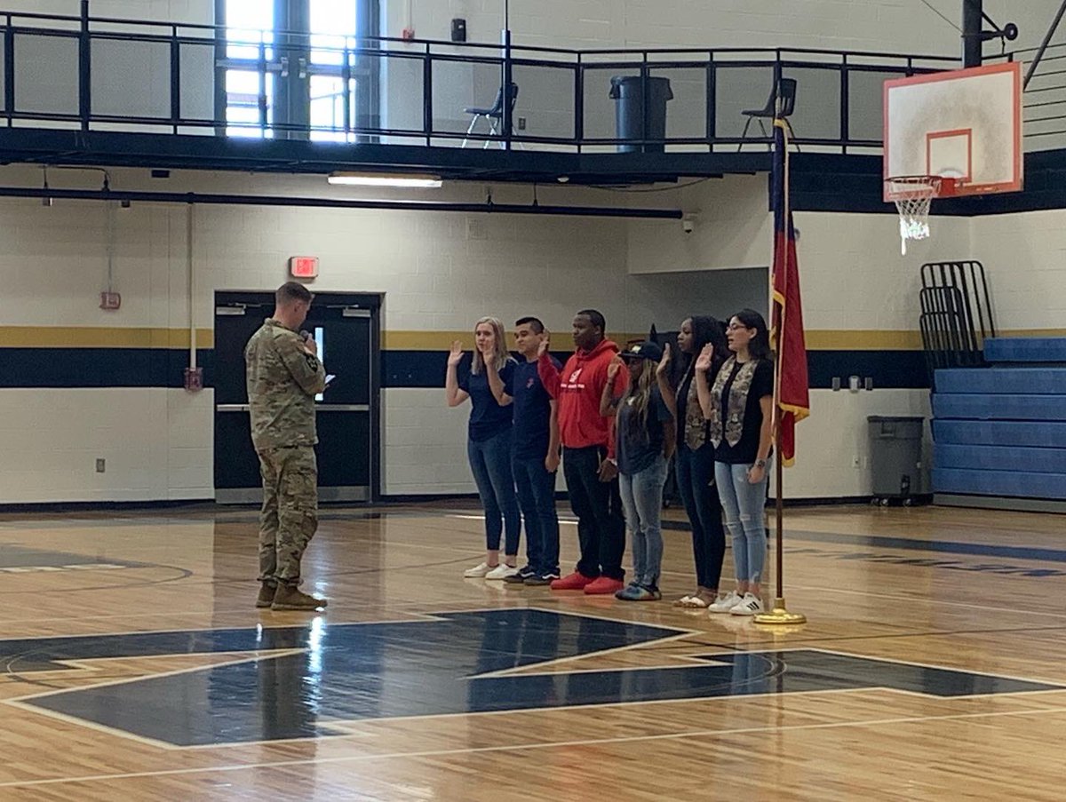 newnanhshistory's tweet photo. Yesterday morning NHS hosted “Military Enlistment Day” to celebrate students who plan to enlist in the United States military. Thank you to these young men and women who plan to serve our great nation! https://t.co/ssUVr9Akrg