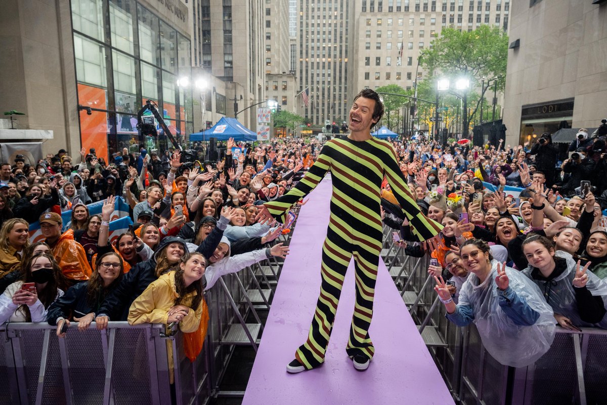 TODAYshow's tweet photo. THANK YOU to all of you who turned our home into #HarrysHouse!! 💛 @Harry_Styles

#HarryStylesTODAY #CitiConcertSeries @citibank https://t.co/XFttj64Tl1